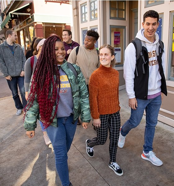 Group of students walking in downtown 㽶Ƶ, PA