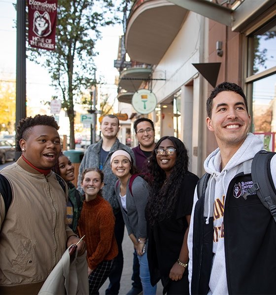 BU students stop to pose for a selfie while walking in downtown 㽶Ƶ.